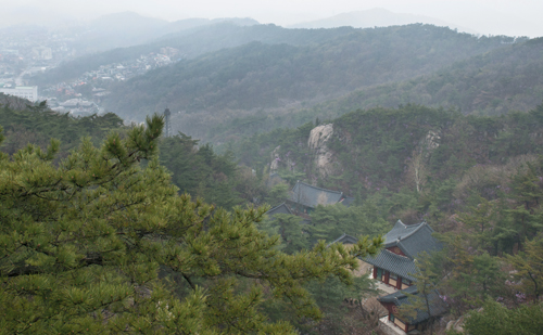 도심지와 가까운 서울 삼각산에 위치한 금선사는 도심에서 쌓인 스트레스와 피로를 풀기 위해 평일에도 많은 이들이 찾는다. 삼각산 중턱에서 바라본 금선사 전경.