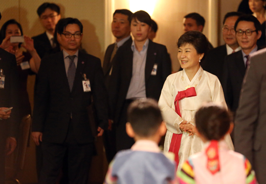 박근혜 대통령이 5일 오후(현지시간) 아스토리아호텔 그랜드볼륨에서 열린 뉴욕동포 간담회에서 밝은 표정으로 행사장에 입장하고 있다. (사진=저작권자 (c) 연합뉴스. 무단전재-재배포금지)