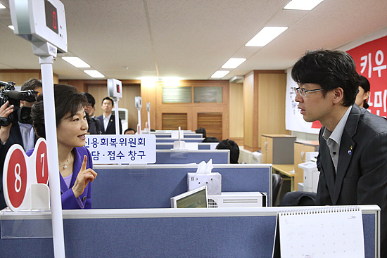 박근혜 대통령이 국민행복기금 채무조정 접수 창구를 직접 찾아 직원들을 격려하고 있다.(사진=청와대)