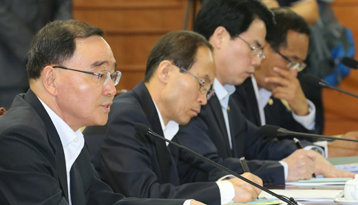 정홍원 국무총리가 24일 정부서울청사에서 열린 국가정책조정회의를 주재하고 있다.(사진=저작권자 (c) 연합뉴스. 무단전재-재배포금지)
