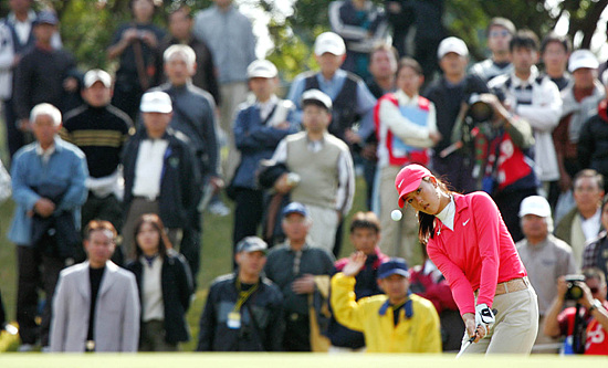 미셸 위가 지난 2005년 일본 고치구로시오골프장에서 열린 일본프로골프투어 카시오오픈에서 성대결을 펼치고 있다.(사진=저작권자(c)연합뉴스.무단전재-재배포금지) 　　