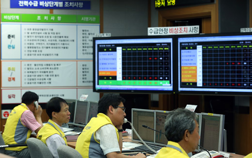 3일 오후 서울 삼성동 전력거래소에서 직원들이 분주히 전력 수급 상황을 점검하고 있다.(사진=저작권자 (c) 연합뉴스. 무단전재-재배포금지)