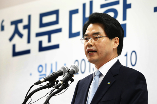 나승일 교육부 차관이 10일 오전 서울 구로구 동양미래대학에서 전문대학 육성방안을 발표하고 있다. 정부는 전문대학을 주력학과 중심으로 특성화하고 지역산업과의 연계도 강화, 2017년까지 전문대학 졸업생의 취업률을 80% 이상으로 높이기로 했다. 2년제 또는 3년제인 전문대학 수업연한 제한도 풀어 1년제와 4년제 과정도 허용한다.(사진=저작권자(c)연합뉴스.무단전재-재배포금지) 　　　
