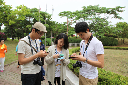 지난 13일 전주 단오축제 현장에서 우리 세시풍속을 체험한 SNS국민리포터들이 포스팅을 하고 있다. 사진 왼쪽부터 장호연(25), 김단비(24·여), 오영직(24)씨. 
