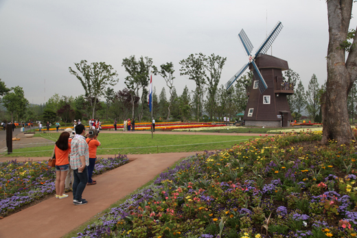 SNS국민리포터들이 네덜란드 정원 전경사진을 찍고 있다.