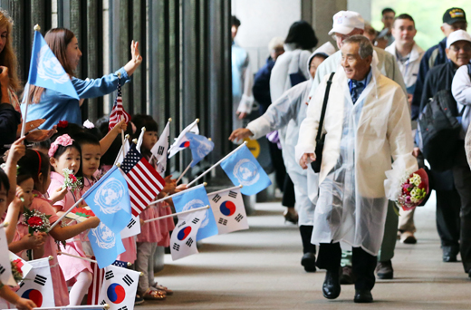 5월 29일 오전 서울 용산구 전쟁기념관에서 어린이들이 6·25전쟁에서 UN군으로 참전한 미국과 프랑스 참전용사들을 환영하는 의미로 깃발을 흔들고 있다. (사진=저작권자 (c) 연합뉴스. 무단전재-재배포금지)