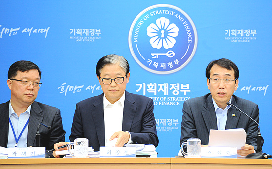 이석준 기획재정부 2차관(오른쪽)이 18일 정부세종청사에서 ‘2012년도 공공기관 경영실적 평가결과’ 관련 브리핑을 하고 있다.