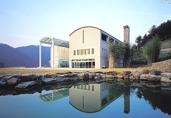 연못이 있어 더욱 풍치가 좋은 영은미술관.