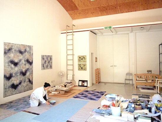 영은미술관 창작스튜디오 내부. 방혜자 작가가 작업하는 모습.