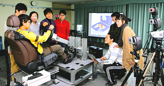 유희천 교수 연구실에서 실험을 하고 있는 모습.
