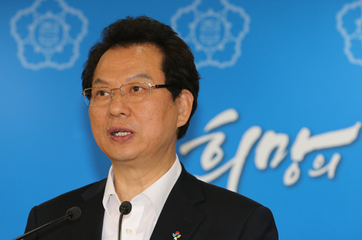 서남수 교육부 장관이 24일 정부서울청사 합동브리핑룸에서 학교체육 활성화 대책을 발표하고 있다. (사진=저작권자 (c) 연합뉴스. 무단전재-재배포금지) 