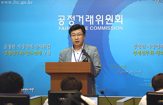 공정거래위원회 고병희 서울사무소 경쟁과장이 8일 정부세종청사 기자실에서 남양유업의 거래상지위 남용행위에 대한 심의결과를 발표하고 있다.(사진=저작권자(c)연합뉴스.무단전재-재배포금지)