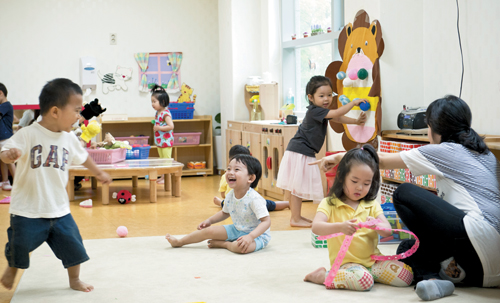 어린이집에 대한 풍부한 정보가 공개돼 어린이집을 선택해야 하는 부모들이 걱정을 덜 것으로 보인다. 서울의 한 어린이집에서 아이들이 즐거운 한때를 보내고 있다.
