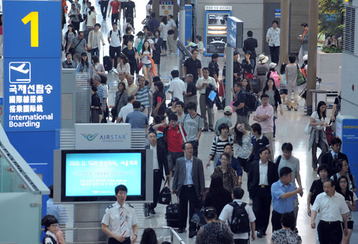 휴가를 맞아 해외로 나가는 여행객으로 붐비고 있는 인천국제공항.(사진=저작권자 (c) 연합뉴스. 무단전재-재배포금지)