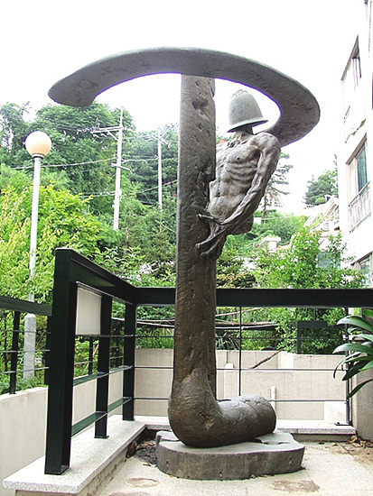 류인. 싹트는 달-황토현서곡. 1994년. 브론즈. 235 x 220 x 168cm