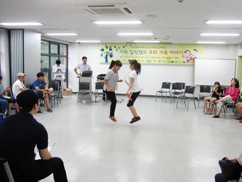 엄마와 딸이 함께 스킨십이 있는 줄넘기를 하며 정서적 교감을 나누고 있다.