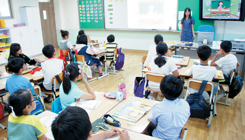 도시학교 부럽지 않은 시설을 갖춘 교실에서 강릉 송양초등학교 5학년 학생들이 수업을 하고 있다. 송양초등학교는 지역사회와 학교의 노력으로 교육서비스의 수준을 높여 폐교 위기에서 벗어나고 인구 유입에도 기여하고 있다.