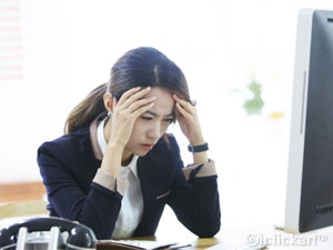 머리를 감싸쥔 여성