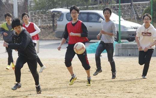 사진은 서울 강서구 수명중학교에서 학생들이 토요 스포츠클럽 강습으로 축구를 하고 있는 모습. (사진=저작권자 (c) 연합뉴스. 무단전재-재배포금지)