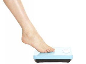 체중계 위에 올려진 발
