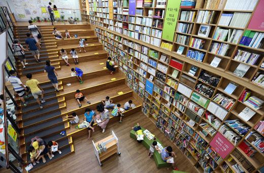  서울시 중구 서울도서관을 찾은 어린이들이 책을 읽고 있다. 