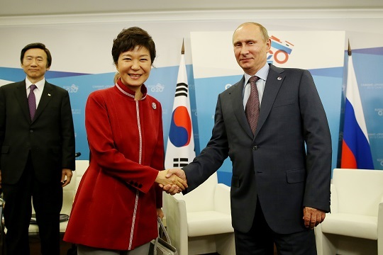 박근혜 대통령과 블라디미르 푸틴 러시아 대통령이 6일(한국시간) 상트페테르부르크에서 한국-러시아 정상회담을 갖기에 앞서 악수를 나누고 있다.(사진=청와대)