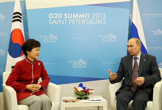 박근혜 대통령과 블라디미르 푸틴 러시아 대통령이 6일 한국-러시아 정상회담을 하고 있다.