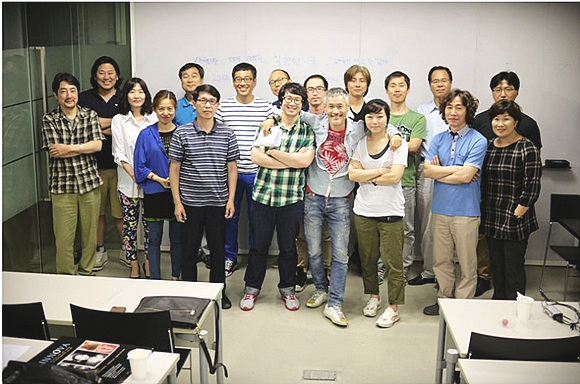 올 상반기 고은사진미술관 사진작품연구반 수강생들의 단체사진.