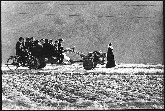 오는 10월30일까지 고은사진미술관에서 계속되는 ‘정정회, 장날 반추’ 전에 전시 중인 정정회 작가의 ‘경남 산청’, Gelatin Silver Print, 1974. ⓒ정정회
