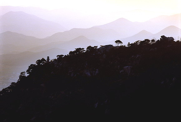강운구. 경주남산_용장골 능선의 삼층석탑. 1984. Pigment Print. 20 x 24inch. ⓒ강운구