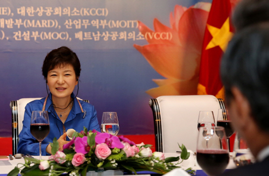 지난 9월 8일 베트남을 국빈 방문 중인 박근혜 대통령이 하노이 그랜드플라자호텔에서 열린 한-베트남 경제협력 만찬에 참석하고 있다.