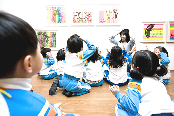 체험프로그램에 푹 빠져있는 어린이 참가자들.