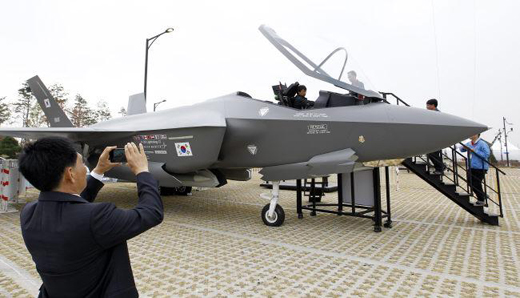 관람객들이 F-35 전투기 모형을 둘러보면서 열심히 사진에 담고 직접 탑승해 보고 있다.