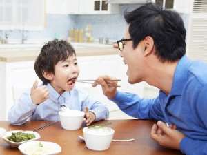 식사를 하는 아빠와 아들