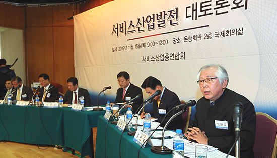지난해 11월 서울 명동 은행회관에서 서비스산업총연합회가 개최한 ‘서비스산업 발전을 위한 대토론회’에서 오인욱 한국공간디자인단체총연합회 회장이 발언을 하고 있다.(사진=저작권자(c)연합뉴스.무단전재-재배포금지) 　
