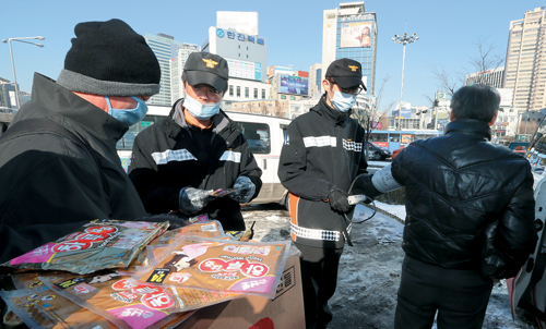 서울 중부소방서 회현119안전센터 구급대원들이 서울역에서 노숙인들의 혈압을 점검하고 핫팩을 나눠주며 추위에 대비하고 있다.