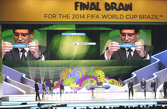 제롬 발케 국제축구연맹(FIFA) 사무총장이 지난 7일(한국시간) 브라질에서 열린 2014년 브라질 월드컵 조추첨식에서 우리나라가 H조에 뽑혔음을 사람들에게 확인시켜주고 있다. 우리나라는 벨기에, 알제리, 러시아를 상대로 조별리그 경기를 치르게 됐다.(사진=저작권자(c)AP연합뉴스.무단전재-재배포금지) 　　　