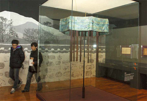 진성 이씨 초산부사 이만기(1825~1888)의 공덕을 기리며 마을 사람들이 감사표시로 바친 일산(日傘). 마을 주민들의 이름이 수로 새겨져 있다.