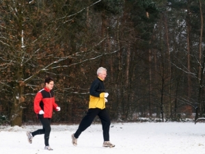 겨울철에 달리기 운동을 하고 있는 노부부
