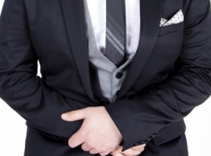 배를 잡고 아파하는 남자