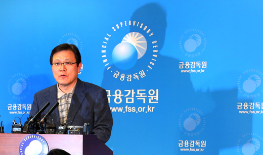 최종구 금감원 수석부원장이 19일 금감원에서 금융권 고객정보유출에 대해 브리핑하고 있다.(사진=저작권자(c)연합뉴스.무단전재-재배포금지) 