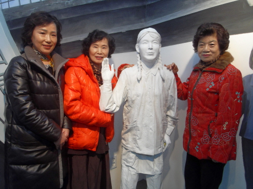 산업역군 여공 순이와 함께 한 이순자(좌측), 윤명숙(중앙), 김순옥(우측) 어르신, 세 분 모두 타지에서 시집와 구로인이 됐다. 또 체험관에서 함께 도슨트로 자원봉사를 하고 있다.