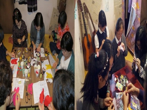 노동자생활체험관을 찾은 어머니들과 중학생 방문객들이 예전 여공들이 했던 봉제체험을 하고 있다. 인형, 향주머니, 방석, 조끼, 조각보를 만들고 뜨개질로 수세미만들기, 기아난민 모자뜨기 등을 체험할 수 있다.