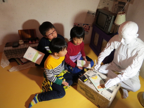 ‘희망의 방’. 피곤함이 몰려와 잠이 쏟아져도 잠을 ？아야 했고 뱃속에서는 꼬르륵대며 밥달라고 소리치지만 배움에 대한 열정과 앞날에 대한 희망을 품고 주경야독한 여종원이 많았다.