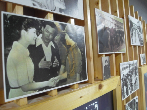 박근혜 대통령이 구로동 한국수출산업공단을 방문해 업체대표와 여자종업원들을 격려하는 모습의 사진이다.