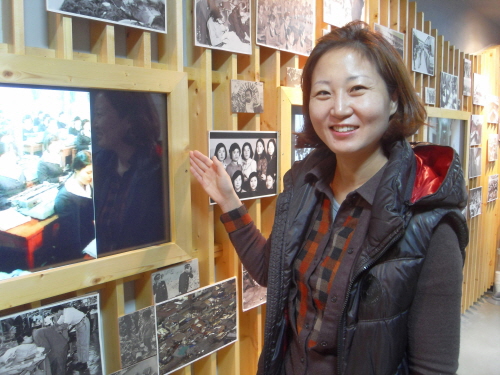 구로공단 노동자생활체험관 관리를 맡고 있는 박미경 씨. “자녀가 보고 체험하고는 가서 엄마아빠를 모셔 다시오고, 반대로 부모님이 보고 간 후 아이들에게 보여주기 위해 다시 가족이 찾는다.”며 체험관을 자랑했다. 