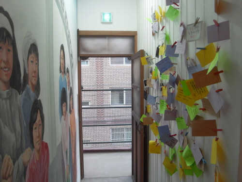 체험관 방문 관람객들이 남기고 간 메모 쪽지들이 벽면 가득히 부착돼 있다. “잊으면 안될, 알아야할 역사를 알게돼 너무 기쁘고 감사하다. 구로공단에서 열심히 일하신 어르신들을 본받아 나도 열심히 잘 살 것이다. 그리고 감사한 마음을 잊지 않겠다.”-한 방문자-