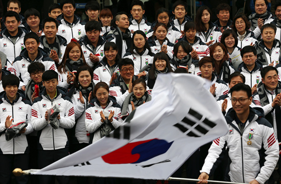 지난달 23일 태릉선수촌 챔피언하우스에서 열린 제22회 소치동계올림픽 한국 선수단 결단식에서 김재열 선수단장(오른쪽 태극기)이 김정행 대한체육회 회장으로부터 받은 단기(태극기)를 흔들고 있다. (사진=저작권자(c)연합뉴스.무단전재-재배포금지)  