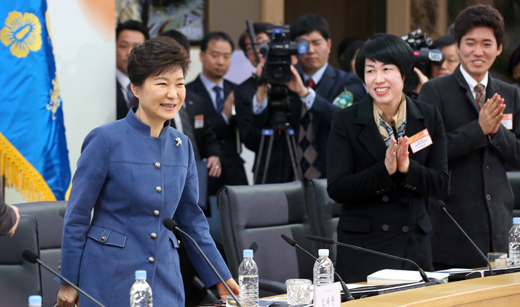 박근혜 대통령이 11일 오전 정부세종청사에서 열린 보건복지·고용노동·여성가족부에 대한 일자리, 복지분야 업무보고를 위해 밝은 표정으로 회의장으로 들어서 자리에 앉고 있다.