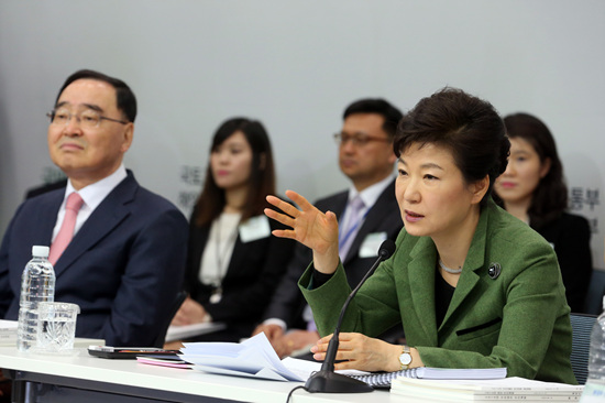 박근혜 대통령이 19일 오전 정부세종청사에서 열린 환경부, 국토해양부, 해양수산부 업무보고에서 모두발언하고 있다.(사진=저작권자(c)연합뉴스.무단전재-재배포금지) 